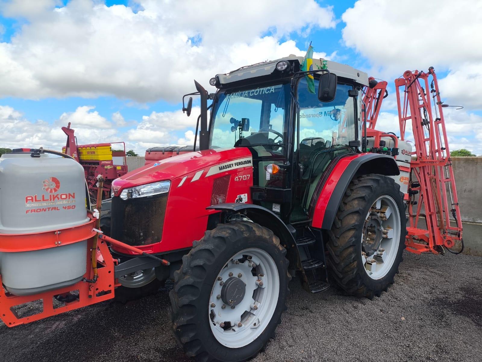 Trator Massey Ferguson MF 4707 ano 2020