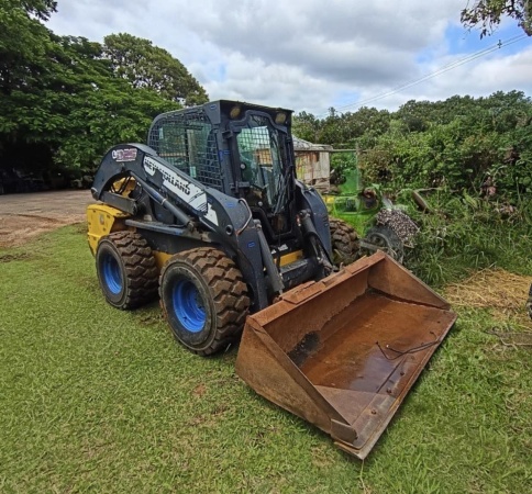 Mini Carregadeira New Holland L225 ano 2015