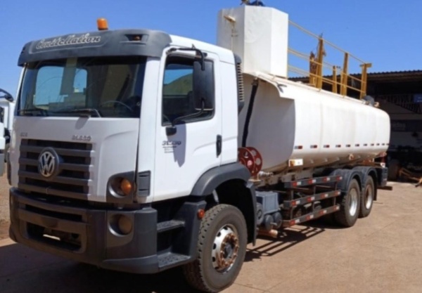 Caminhão Volkswagen 31-330 E Constellation 6x4 2p (Diesel)(E5) ano 2013