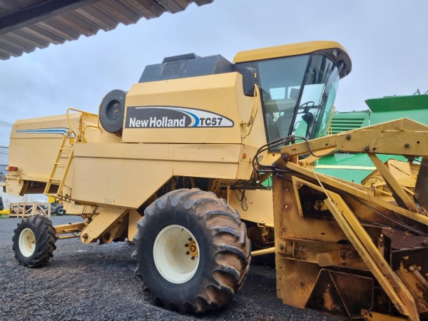 Colheitadeira New Holland TC 57 ano 2005