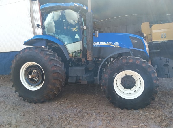 Trator New Holland T7.205 ano 2016