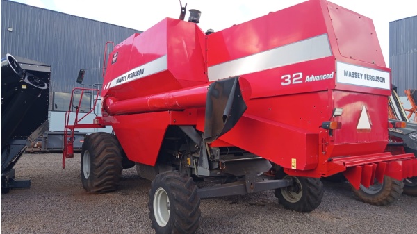 Colheitadeira Massey Ferguson MF32 ano 2011