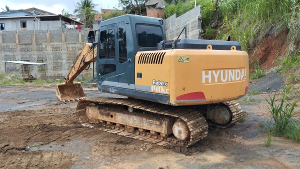 Escavadeira com Garras Hyundai 140LC ano 2010