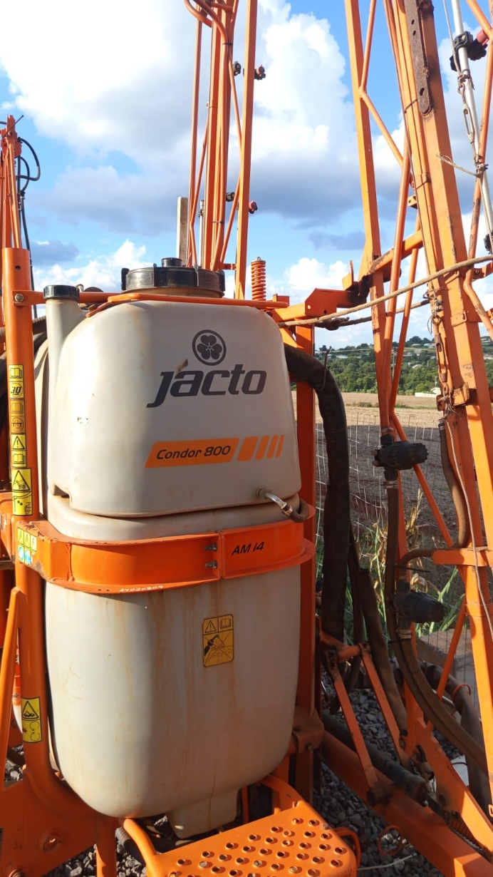 Pulverizador Jacto CONDOR 800 ano 2014