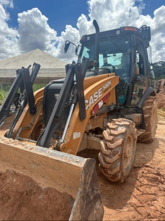 Retroescavadeira Case 580N ano 2023