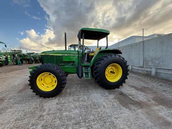Trator John Deere 6600 ano 1998