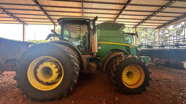 Trator John Deere 8335R ano 2014