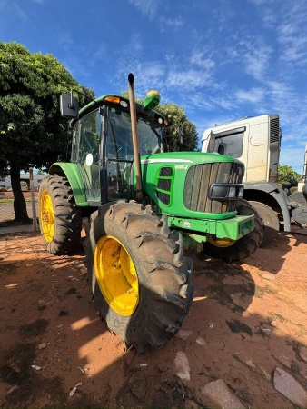 Trator John Deere 6125J ano 2012