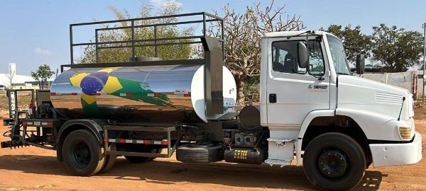 Caminhão Mercedes Benz 1318 ano 2010