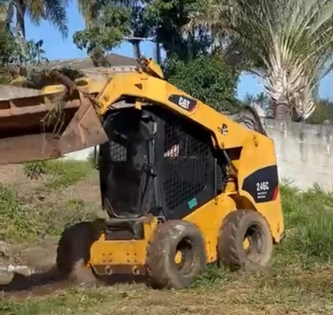 Mini Carregadeira Caterpillar 246C ano 2012