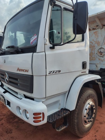 Caminhão Mercedes Benz Atron 2729 ano 2014