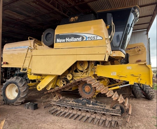 Colheitadeira New Holland TC 57 ano 2005 - TC 57 - Máquinas Agrícolas