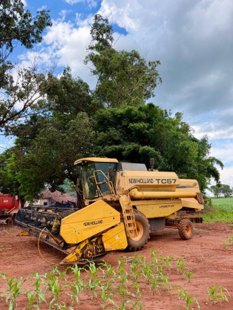 Colheitadeira New Holland TC 57 ano 2002