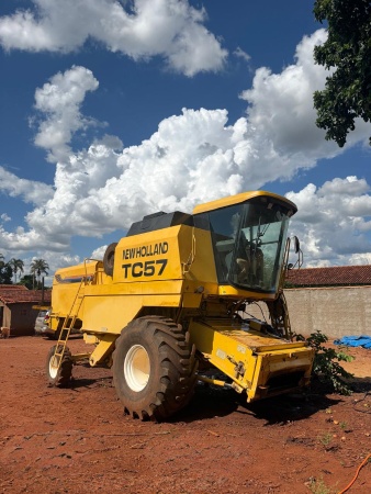 Colheitadeira New Holland TC 57 ano 2002