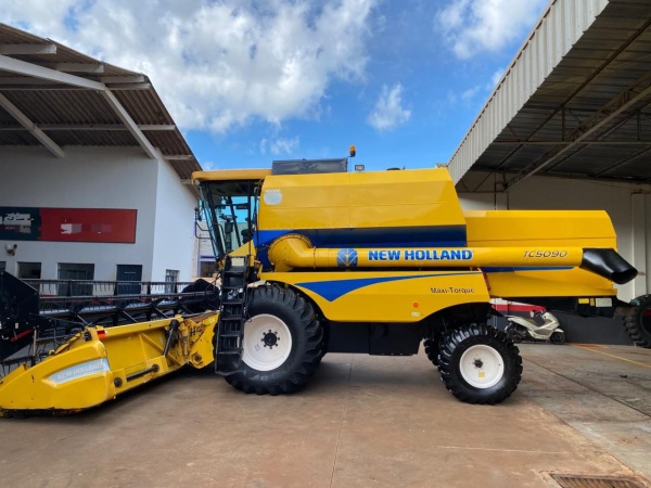 Colheitadeira New Holland TC 5090 ano 2015