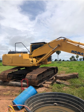 Escavadeira Komatsu PC200 ano 2015