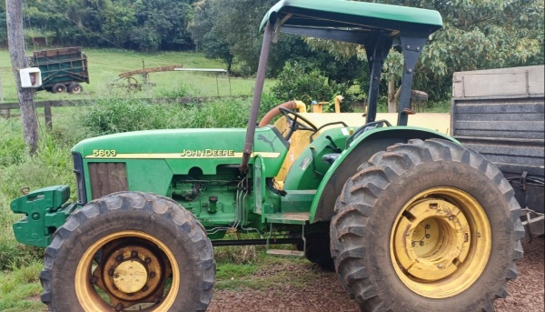 Trator John Deere 5603 ano 2010