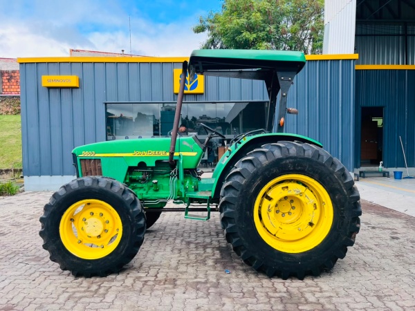 Trator John Deere 5603 ano 2010