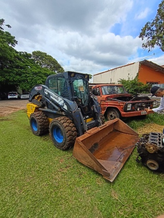 Mini Carregadeira New Holland L225 ano 2015