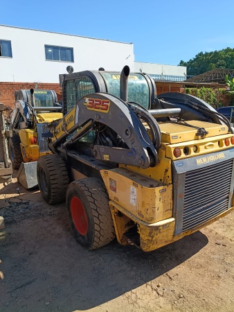 Mini Carregadeira New Holland L325 ano 2020