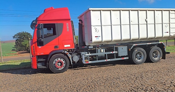 Caminhão Iveco TECTOR 260E28 6x4 ano 2013