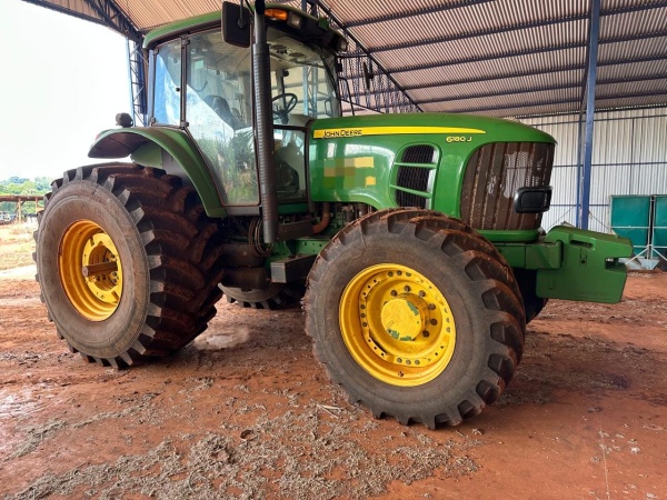 Trator John Deere 6180J ano 2012