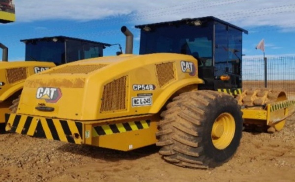 Rolo Compactador Caterpillar CP54B ano 2022