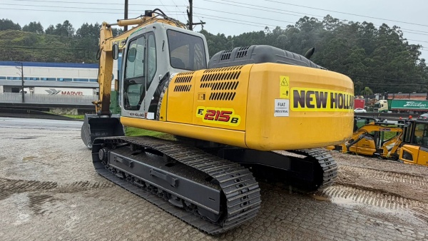 Escavadeira New Holland e215-b ano 2014