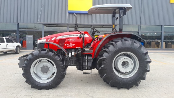 Trator Massey Ferguson MF 6713 ano 2018