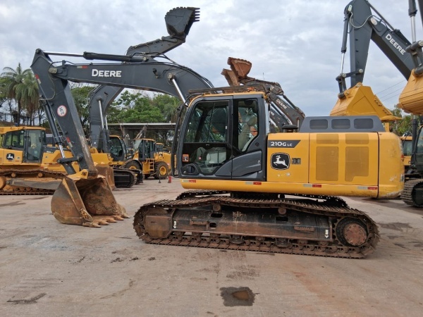 Escavadeira com Garras John Deere 210G LC ano 2022