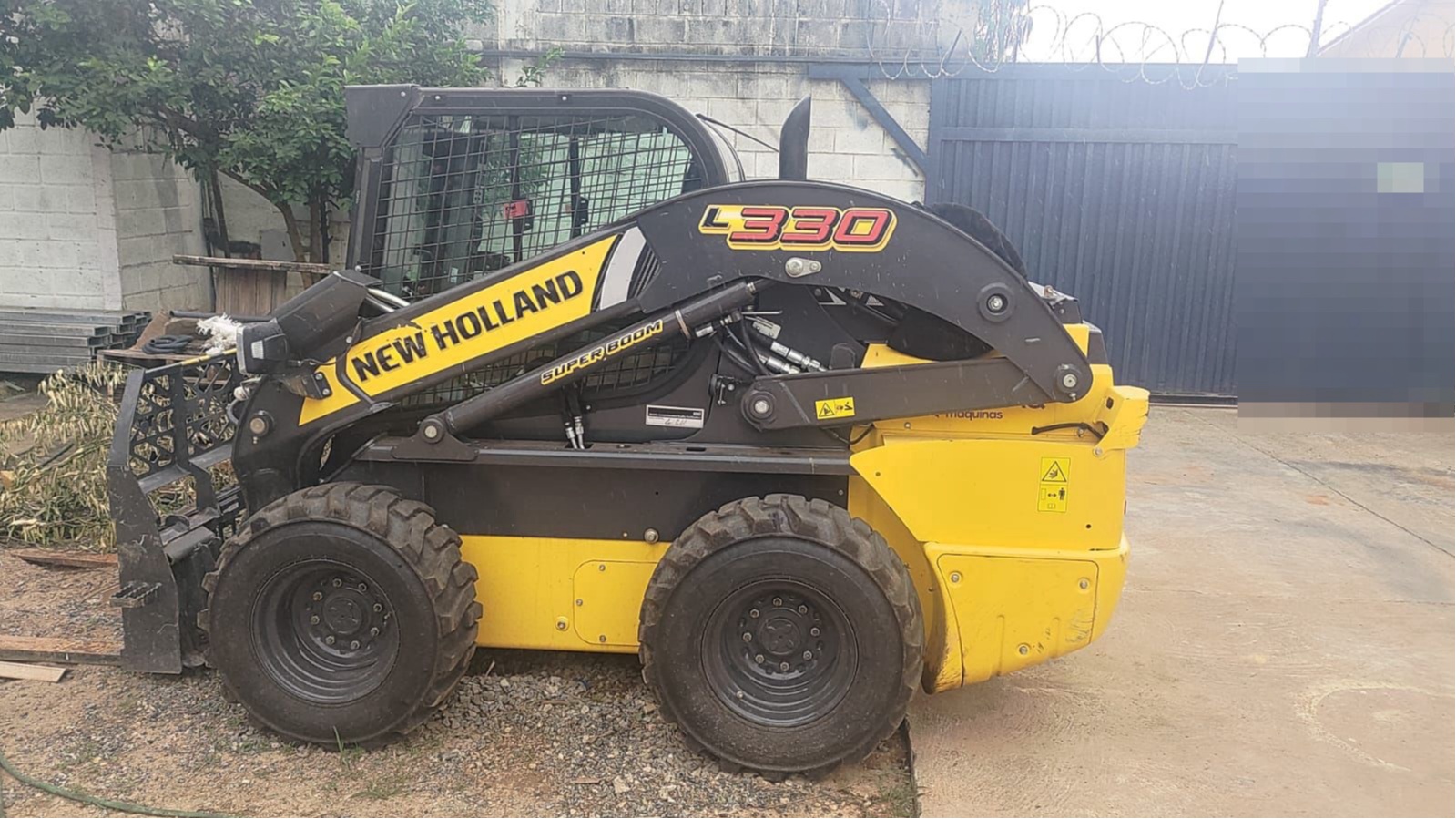 Mini Carregadeira New Holland L330 ano 2024