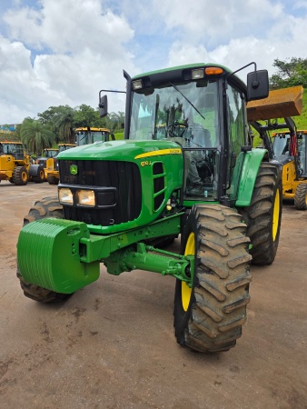 Trator John Deere 6110J ano 2014