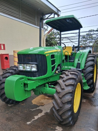 Trator John Deere 6125 J ano 2011