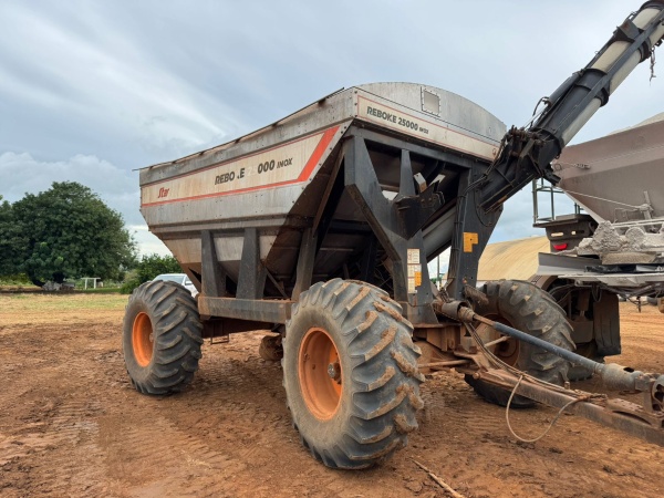 Carreta Graneleira Stara REBOKE 25.000 INOX ano 2022