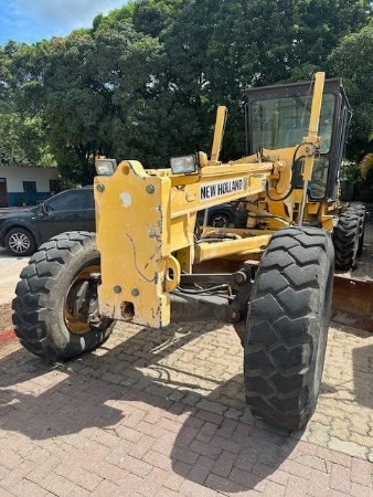 Motoniveladora New Holland RG140B ano 2010