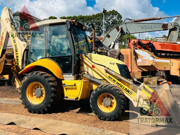 Retroescavadeira New Holland B95B ano 2014