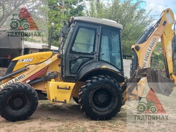 Retroescavadeira New Holland LB110 ano 2012