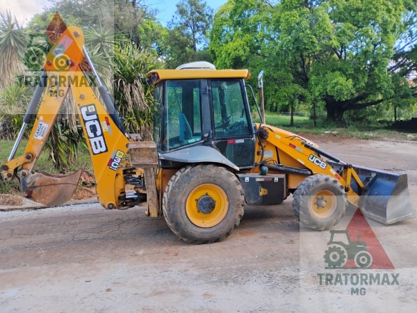 Retroescavadeira JCB 3C ano 2009