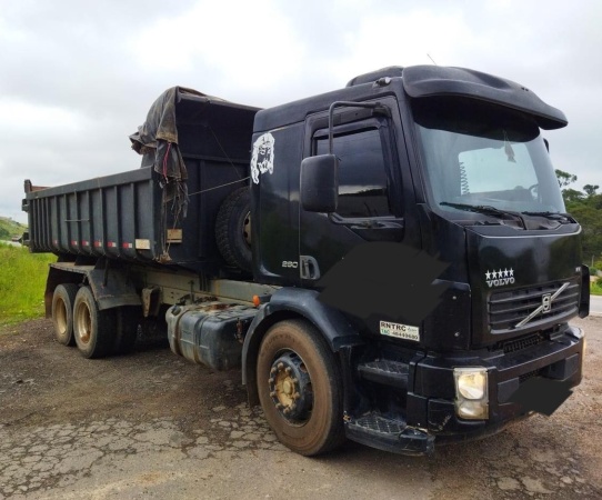 Caminhão Volvo VM260 6x2 ano 2011