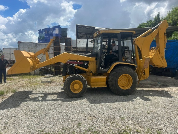 Retroescavadeira Caterpillar 416 ano 2004