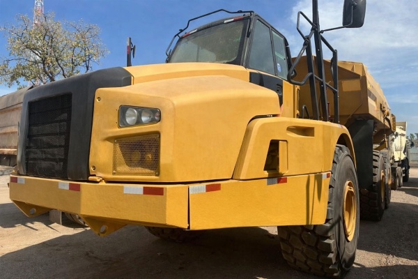 Caminhão Caterpillar 740B ano 2012