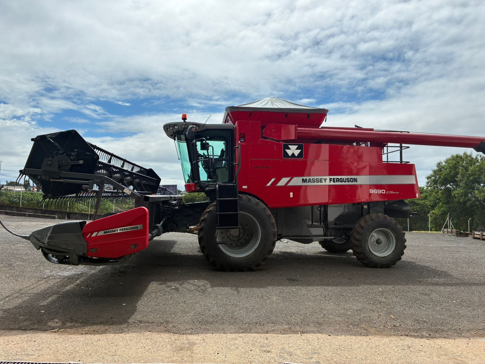Colheitadeira Massey Ferguson MF 9690 ano 2011