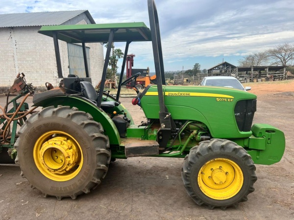 Trator John Deere 5075EF ano 2010