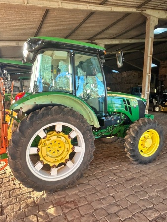 Trator John Deere 5078 E ano 2024