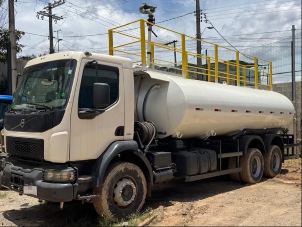 Caminhão Volvo VM 330 6x4 ano 2021