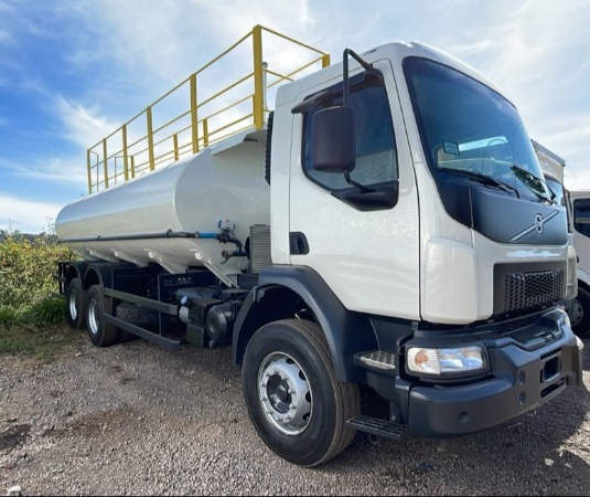 Caminhão Volvo VM 330 6x4 ano 2021