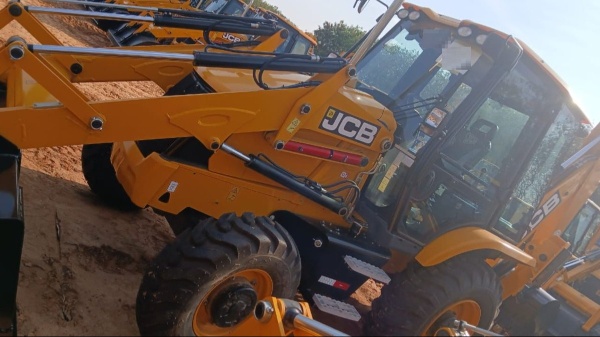 Retroescavadeira JCB 3CX ano 2024
