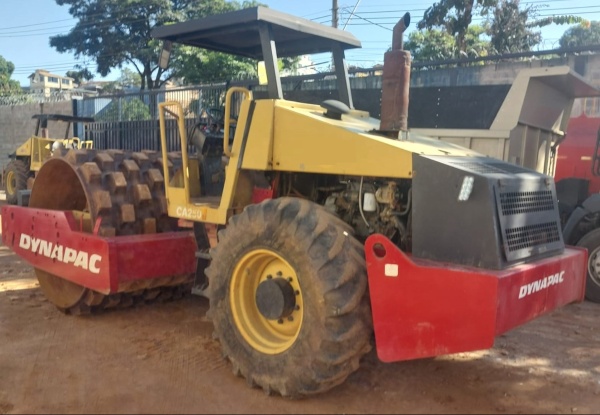 Rolo Compactador Dynapac CA250 ano 2005