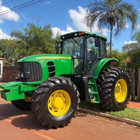 Trator John Deere 6165J ano 2011