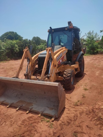 Retroescavadeira Case 580 N  ano 2014